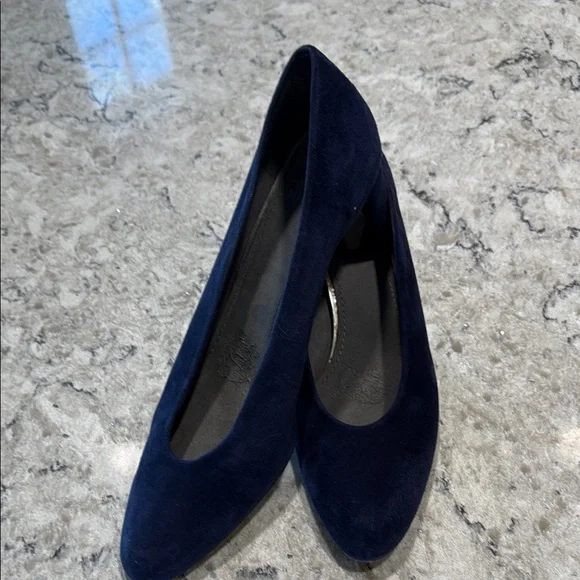 Stuart Weitzman dark blue pumps with neat design on inner heel! - Picture 5 of 6